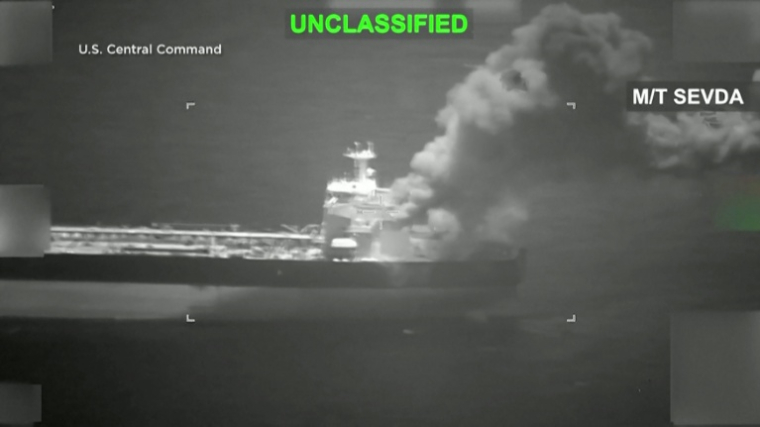 Capture d'écran réalisée le 10 mai 2026 d'une vidéo diffusée par l'armée américaine sur son compte X, montrant une frappe visant un pétrolier iranien ( US Central Command Public Affairs / - )