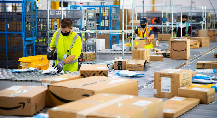 Les valeurs technologiques ont subi de très fortes baisses en 2022. Parmi les poids lourds du secteur touchés à partir du troisième trimestre, Amazon a vu son cours divisé par deux par rapport à son plus-haut annuel. (© Amazon)