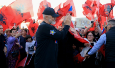 Le Premier ministre albanais Edi Rama avec ses partisans après la victoire électorale de son Parti socialiste, sur la place centrale de Tirana, le 14 mai 2025 ( AFP / Adnan Beci )