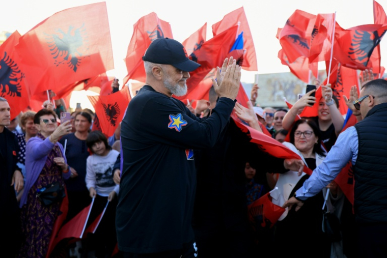 Le Premier ministre albanais Edi Rama avec ses partisans après la victoire électorale de son Parti socialiste, sur la place centrale de Tirana, le 14 mai 2025 ( AFP / Adnan Beci )
