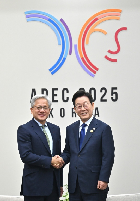 Le président de la Corée du Sud Lee Jae Myung (d) salue le patron de Nvidia Jensen Huang (g) lors de la conférence de l'APEC à Gyeongju le 31 octobre 2025 ( POOL / JUNG YEON-JE )