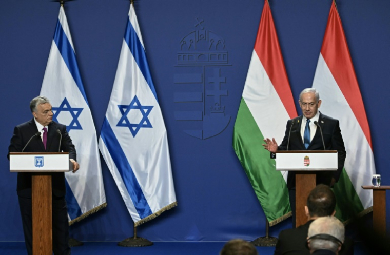Le Premier ministre hongrois Viktor Orban (g) et son homologue israélien Benjamin Netanyahu, lors d'une conférence de presse à Budapest, le 3 avril 2025 ( AFP / Attila KISBENEDEK )