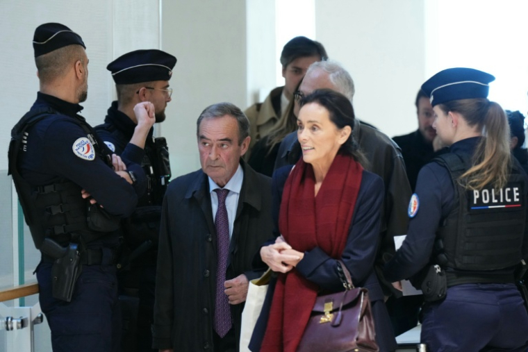 L'ex-PDG de Lafarge, Bruno Lafont, et l'avocate Jacqueline Laffont, au premier jour du procès au tribunal à Paris le 4 novembre 2025 ( AFP / Dimitar DILKOFF )