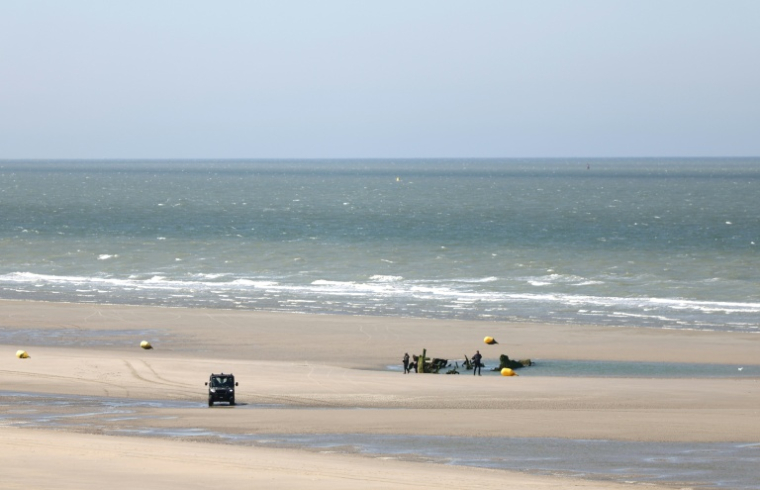 Un buggy de la Police nationale  sur la plage à Zuydcoote, près de Dunkerque, lors d'une présentation des moyens opérationnels utilisés pour lutter contre l'immigration clandestine, le 23 avril 2026 dans le Nord de la France ( AFP / Sameer AL-DOUMY )