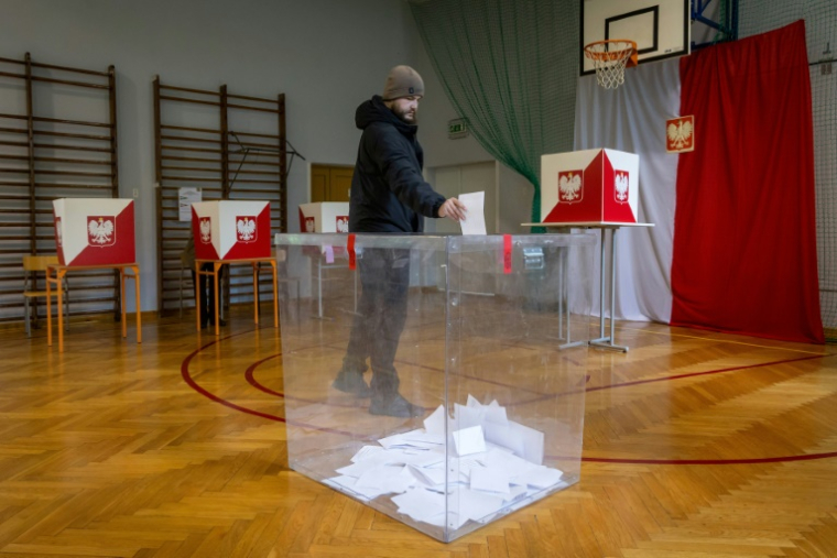 Un électeur vote au 1er tour de la présidentielle à Varsovie, le 18 mai 2025 en Pologne ( AFP / Wojtek RADWANSKI )