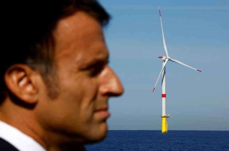 Le président français Emmanuel Macron visite le parc éolien offshore de Saint-Nazaire, en France