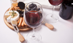 Le vignoble du Beaujolais est connu dans le monde entier pour sa production de vins rouges légers et fruités. ( crédit photo : Shutterstock )