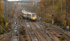Le train dans lequel l'attaque a eu lieu, près de la gare d'Huntingdon, le 3 novembre 2025 ( AFP / Chris Radburn )