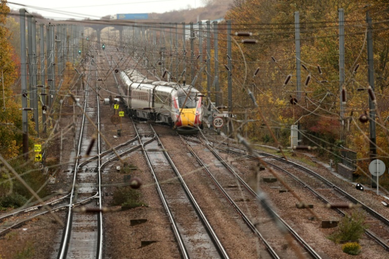 Le train dans lequel l'attaque a eu lieu, près de la gare d'Huntingdon, le 3 novembre 2025 ( AFP / Chris Radburn )