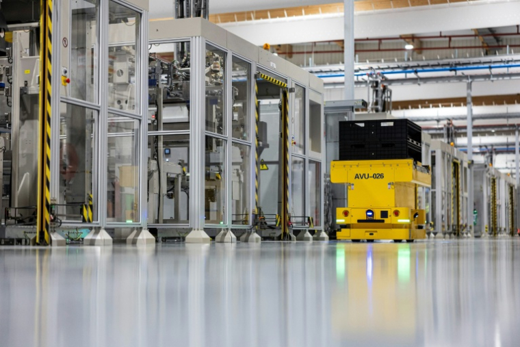 Intérieur de l'usine de batteries pour véhcules de AESC près de Douai, le 13 novembre 2025 ( AFP / Sameer Al-DOUMY )
