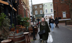 Une femme porte des sacs de courses à Richmond, à Londres