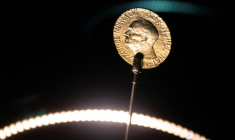Une médaille en or officielle du prix Nobel de la paix est exposée au Centre Nobel de la paix à Oslo, le 9 décembre 2021 ( AFP / Odd ANDERSEN )
