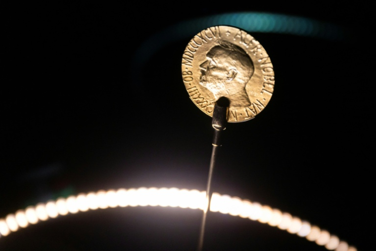 Une médaille en or officielle du prix Nobel de la paix est exposée au Centre Nobel de la paix à Oslo, le 9 décembre 2021 ( AFP / Odd ANDERSEN )