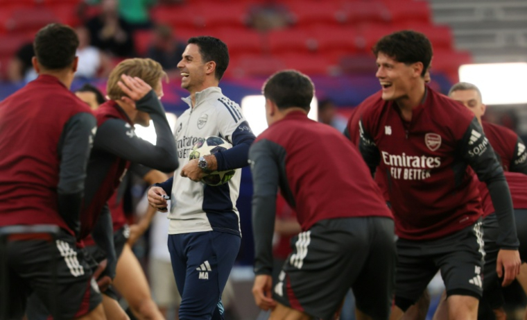 L'entraîneur d'Arsenal Mikel Arteta tout sourire au milieu de ses joueurs, à la veille de la finale de Ligue des champions contre le PSG, le 29 mai 2026 à Budapest ( AFP / Odd ANDERSEN )