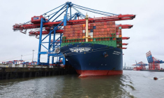 Un navire dans le port de Hambourg en Allemagne