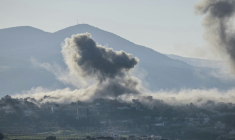 La fumée d'une frappe aérienne israélienne sur le village frontalier de Khiam, dans le sud du Liban, le 17 mars 2026 ( AFP / - )