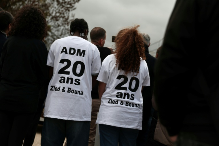 Des personnes participent à une cérémonie marquant le 20e anniversaire de la mort des adolescents Zyed Benna et Bouna Traoré à Clichy-sous-Bois, le 27 octobre 2025 en Seine-Saint-Denis ( AFP / Thibaud MORITZ )