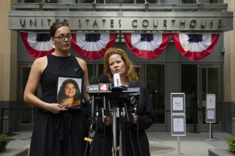 Erin Popolo, dont la fille de 17 ans s'est suicidée, s'adresse aux médias devant le tribunal d'Oakland (Californie) ( AFP / Godofredo A. VÁSQUEZ )