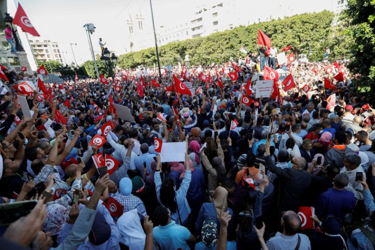 DES MILLIERS D'OPPOSANTS RÉUNIS À TUNIS CONTRE LE PRÉSIDENT SAÏED