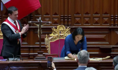 Keiko Fujimori investie présidente du Pérou lors d'une cérémonie devant le Parlement