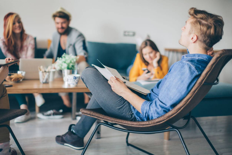 Comment bien louer en colocation pour un bailleur ? - iStock.com / svetikd