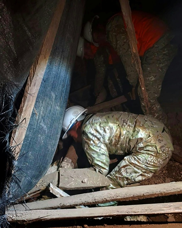 Fouilles des maisons effondrées à la périphérie de Huancayo, à environ 300 km à l’est de Lima, le 19 juillet 2026, à la suite d’un séisme de magnitude 5,1.  ( Peruvian Ministry of Defense / Handout )