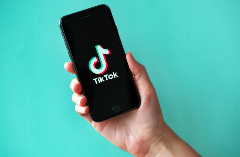 Un enfant sur deux âgé de 11-12 ans possède un compte TikTok dans l'hexagone selon l'Arcom. (crédit : Adobe Stock)