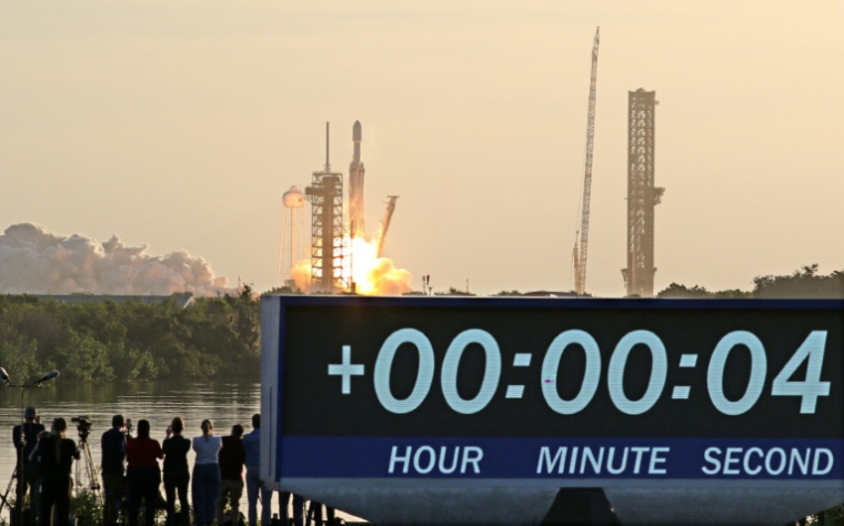 Décollage de la fusée Falcon Heavy de SpaceX, embarquant le télescope Roman, le 30 août 2026 depuis le centre spatial Kennedy à Cap Canaveral, en Floride  ( AFP / Gregg Newton )