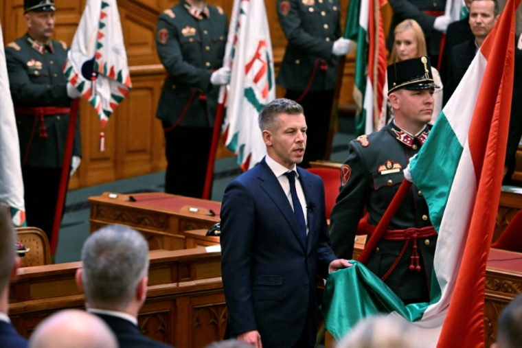 Prestation de serment du nouveau Premier ministre hongrois, Peter Magyar, devant le Parlement à Budapest, le 9 mai 2026 ( AFP / Attila KISBENEDEK )