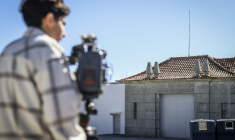 Un journaliste devant la prison de Guarda, au Portugal, où est incarcéré l'ex-policier français Cédric Prizzon, le 27 mars 2026 ( AFP / PATRICIA DE MELO MOREIRA )
