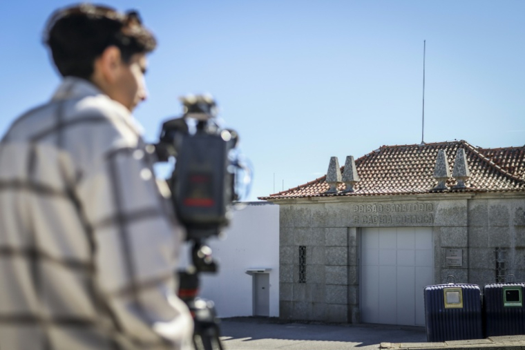 Un journaliste devant la prison de Guarda, au Portugal, où est incarcéré l'ex-policier français Cédric Prizzon, le 27 mars 2026 ( AFP / PATRICIA DE MELO MOREIRA )