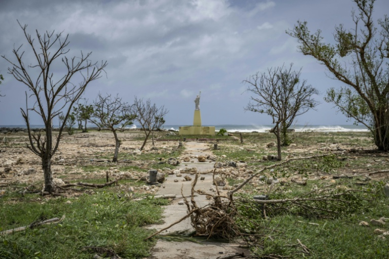Des débris à Guam, après le passage du super-typhon Bavi, le 7 juillet 2026  ( AFP / Yuichi YAMAZAKI )