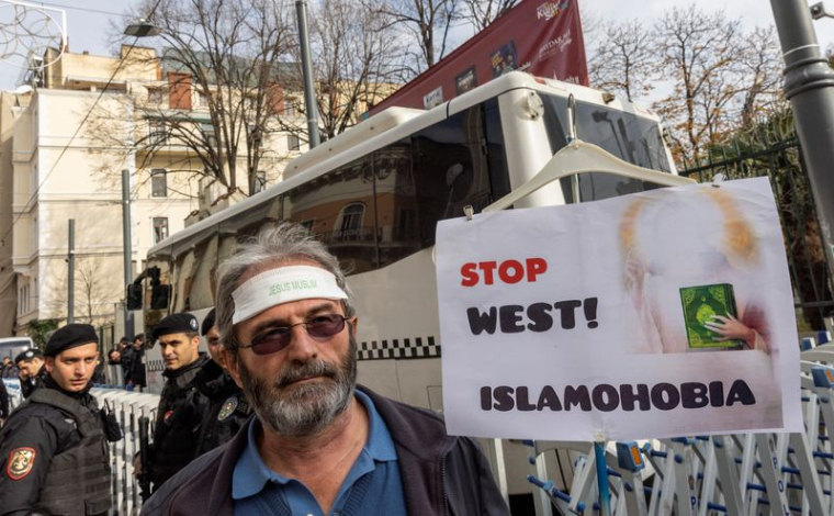 Photo d'archives: Des protestataires manifestent devant le consulat général de Suède à Istanbul