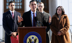 L'élu démocrate à la Chambre de représentants Robert Garcia, membre de la commission d'enquête parlementaire en charge de l'affaire Epstein, le 26 février 2026 à Chappaqua (New-York) ( AFP / CHARLY TRIBALLEAU )