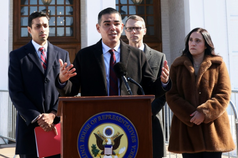 L'élu démocrate à la Chambre de représentants Robert Garcia, membre de la commission d'enquête parlementaire en charge de l'affaire Epstein, le 26 février 2026 à Chappaqua (New-York) ( AFP / CHARLY TRIBALLEAU )