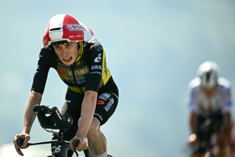 Jonas Vingegaard franchit la ligne à bout de force après avoir doublé Remco Evenepoel, parti deux minutes avant lui, lors de la 13e étape du Tour de France, le 18 juillet 2025 à l'altiport de Peyragudes ( AFP / Loic VENANCE )