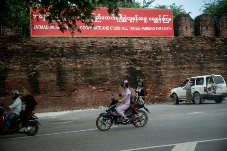 Une bannière militaire sur le parapet du palais de Mandalay endommagé lors du tremblement de terre du 28 mars, le 17 septembre 2025 à Mandalay, en Birmanie ( AFP / Sai Aung MAIN )