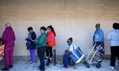 Des employés fédéraux attendent pour recevoir de l'aide alimentaire à Hyattsville, pendant la paralysie budgétaire du pays, le 21 octobre 2025 dans le Maryland ( AFP / Brendan Smialowski )