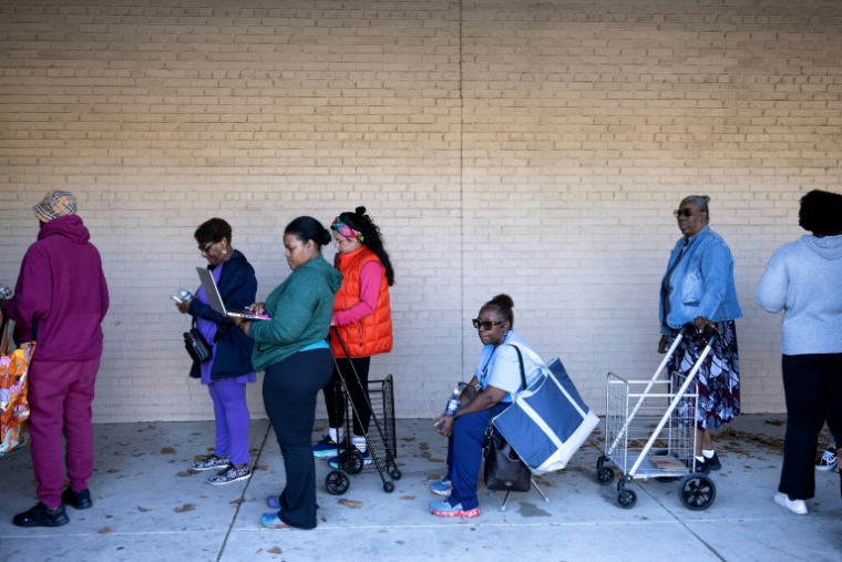 Des employés fédéraux attendent pour recevoir de l'aide alimentaire à Hyattsville, pendant la paralysie budgétaire du pays, le 21 octobre 2025 dans le Maryland ( AFP / Brendan Smialowski )