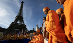 Des moines hindous de la Bochasanwasi Akshar Purushottam Swaminarayan Sanstha (BAPS) participent à une cérémonie religieuse devant la tour Eiffel, avant un défilé fluvial sur la Seine à Paris, le 3 septembre 2026 ( AFP / Kenzo TRIBOUILLARD )