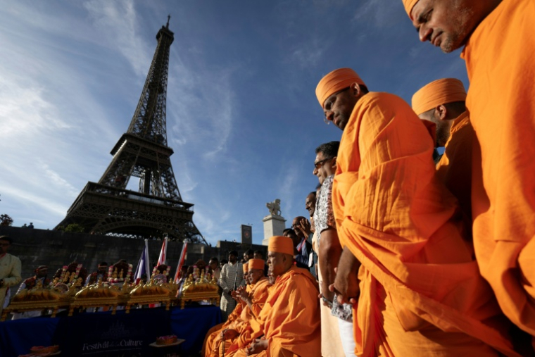 Cérémonie du groupe hindou Bochasanwasi Akshar Purushottam Swaminarayan Sanstha (BAPS) devant la Tour Eiffel à Paris, le 3 septembre 2026 ( AFP / Kenzo TRIBOUILLARD )