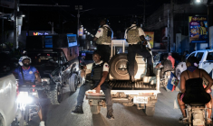 Des policiers patrouillent dans les rues à l'occasion du match de la Coupe du monde de football 2026 opposant Haïti à l'Ecosse, à Port-au-Prince, le 13 juin 2026 ( AFP / Clarens SIFFROY )