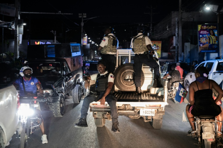 Des policiers patrouillent dans les rues à l'occasion du match de la Coupe du monde de football 2026 opposant Haïti à l'Ecosse, à Port-au-Prince, le 13 juin 2026 ( AFP / Clarens SIFFROY )