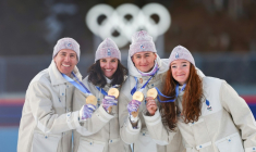Le relais mixte français de biathlon, Quentin Fillon Maillet, Julia Simon, Eric Perrot, et Lou Jeanmonnot, sacré champion olympique aux JO de Milan Cortina, le 8 février 2026 ( AFP / FRANCK FIFE )