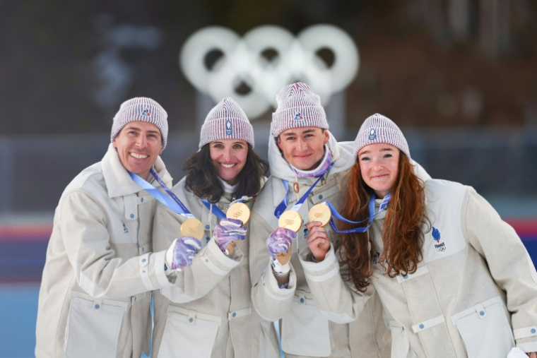 Le relais mixte français de biathlon, Quentin Fillon Maillet, Julia Simon, Eric Perrot, et Lou Jeanmonnot, sacré champion olympique aux JO de Milan Cortina, le 8 février 2026 ( AFP / FRANCK FIFE )