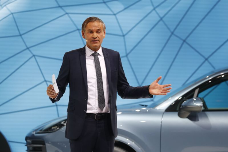 Oliver Blume, PDG de Porsche, présente la nouvelle Porsche Cayenne lors du salon de l'automobile de Francfort (IAA) à Francfort