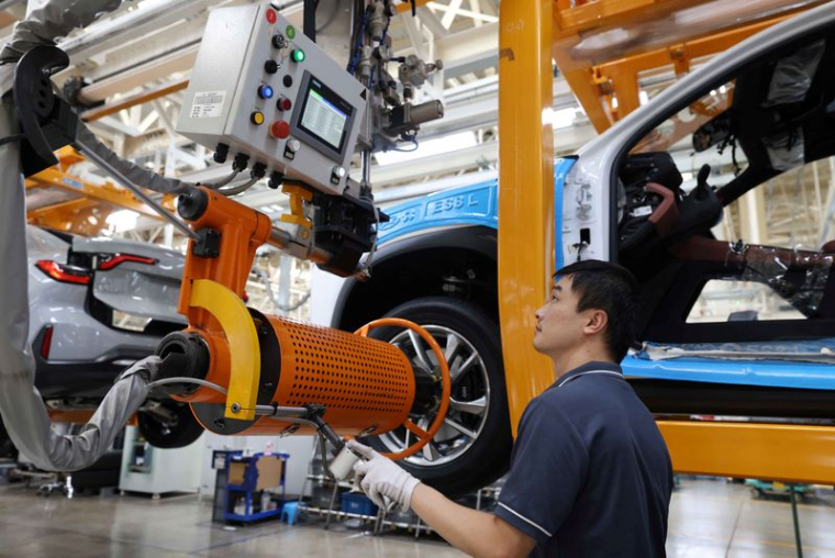 Un employé travaille sur la chaîne de production des véhicules électriques Nio dans l'usine JAC-NIO à Hefei, dans la province d'Anhui, en Chine