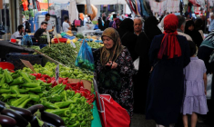 Des personnes font des achats sur un marché de produits frais à Istanbul