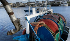 Un tuyau d’avitaillement en gazole près d’un bateau de pêche dans le port du Guilvinec (Finistère), le 11 mars 2026 ( AFP / Fred TANNEAU )