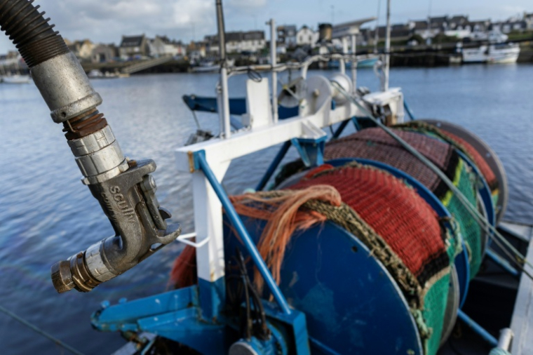 Un tuyau d’avitaillement en gazole près d’un bateau de pêche dans le port du Guilvinec (Finistère), le 11 mars 2026 ( AFP / Fred TANNEAU )